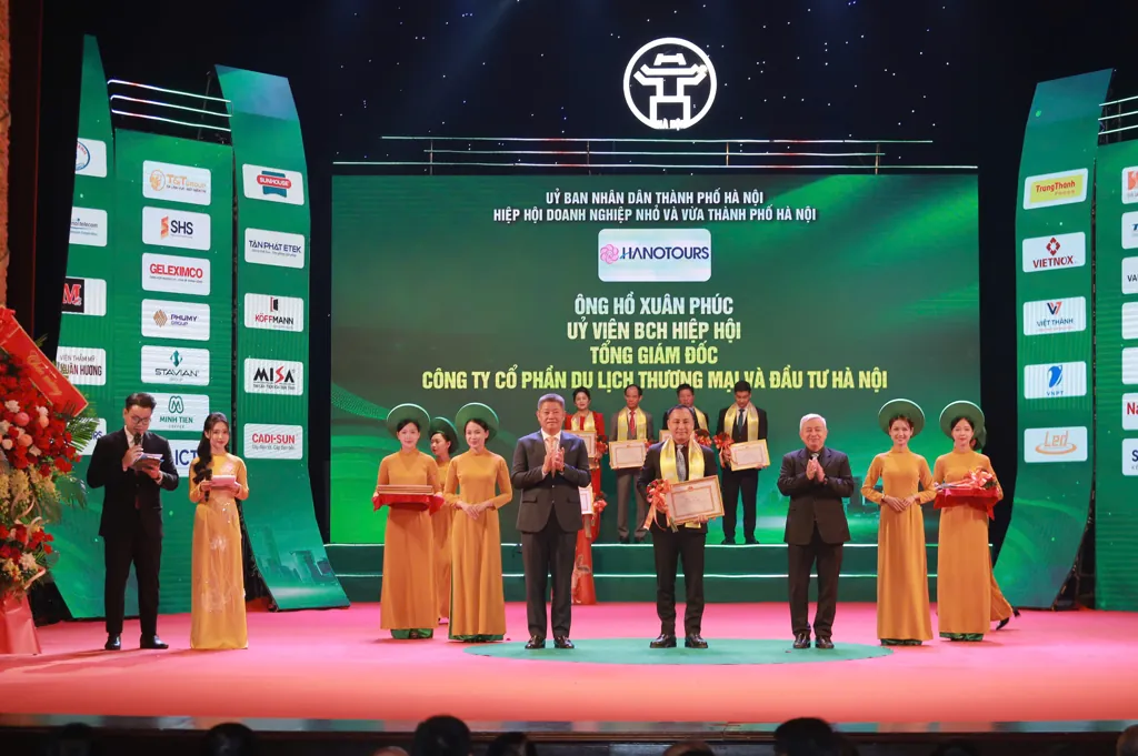 TGĐ Hồ Xuân Phúc nhận bằng khen UBND TP Hà Nội